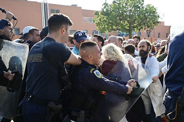 Καταγγέλλουμε την καταστολή απέναντι στους υγειονομικούς στο “Αττικόν”!